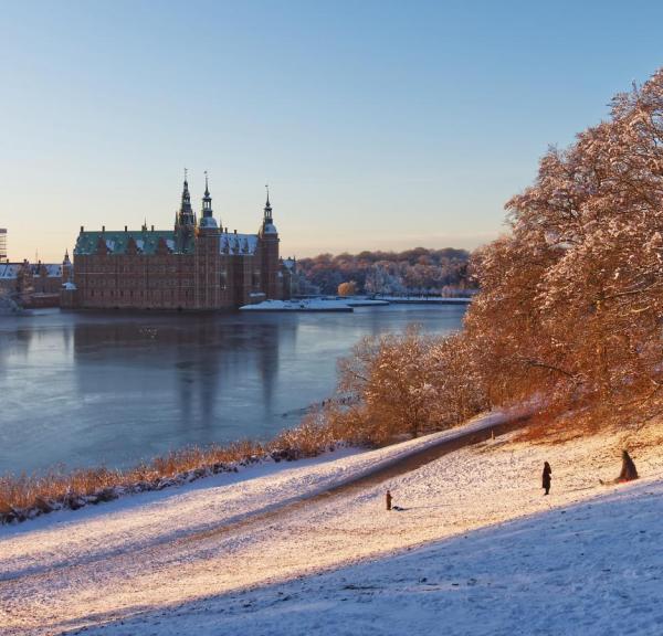 Vinter ved Frederiksborg Slot - Børn og voksne kælker