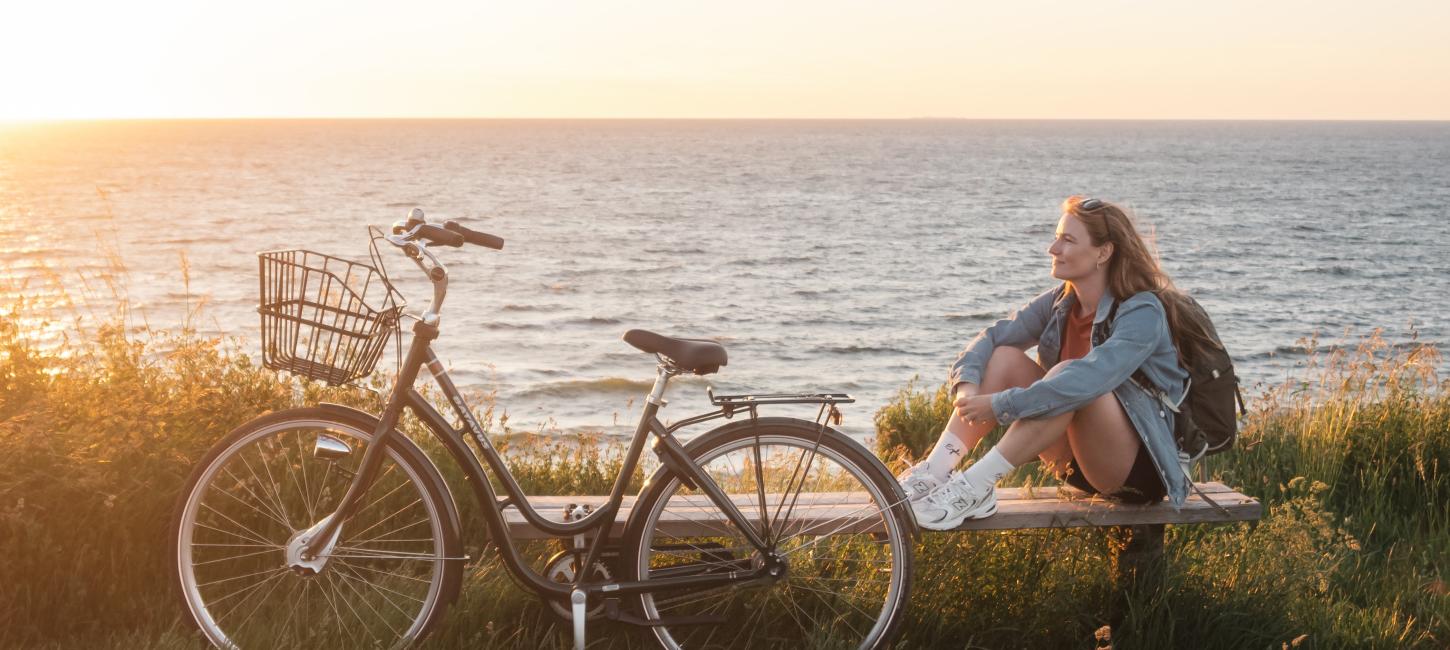 Marianne med cykel langs Nordkysten