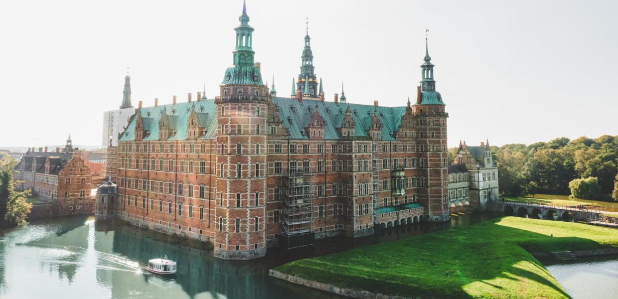 Den Lille Færge sejler forbi Frederiksborg Slot i sommervarmen i Nordsjælland