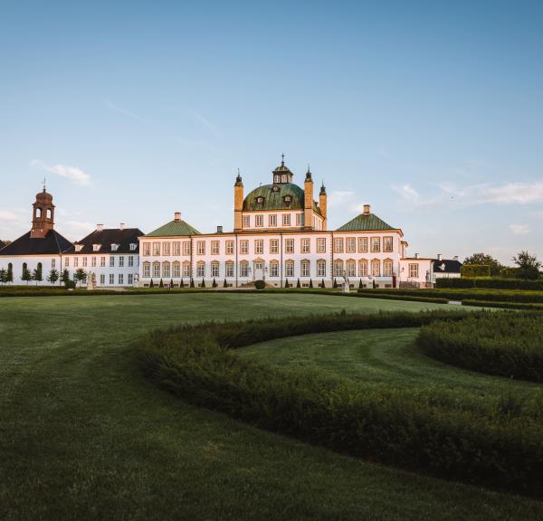 Fredensborg Slot ligger med den store slotspark foran
